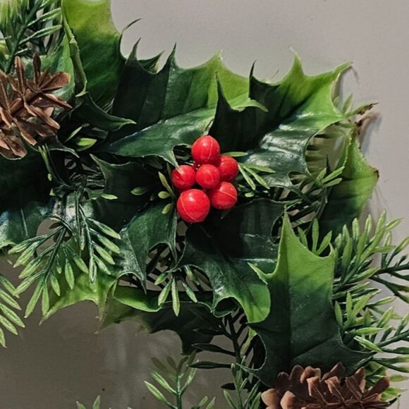 Vtg 10" MCM Plastic Christmas Pillar Candle Ring Wreath Holly Berries Pine Cones - Picture 4 of 9